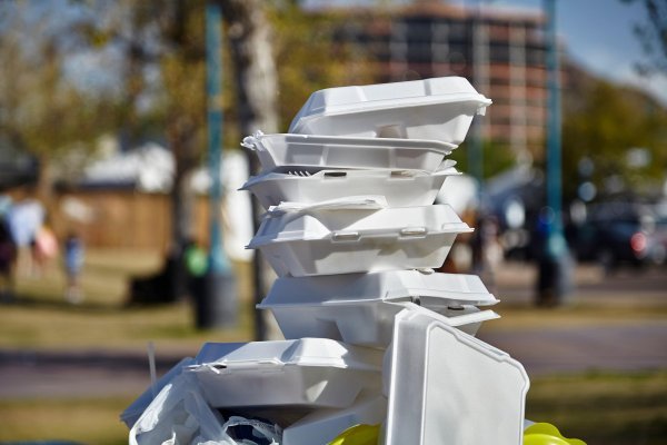 Upotreba jednokratkog plastičnog posuđa i pribora za jelo porasla je u doba pandemije