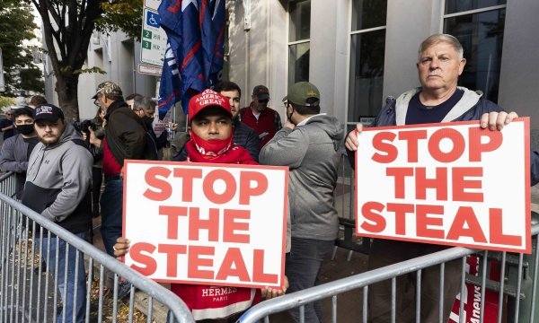 Građani na ulicama reagiraju na brojanje glasova u Pennsylvaniji