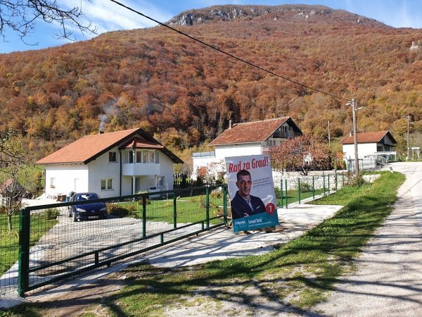 Ljudi u BiH nerijetko iznajmljuju svoja dvorišta za predizborne plakate