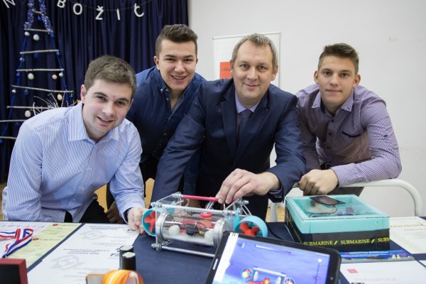 Ivan Vlainić, nastavnik Strukovne škole u Samoboru, s učenicima, nagrađenim tvorcima 3D znanstvene podmornice