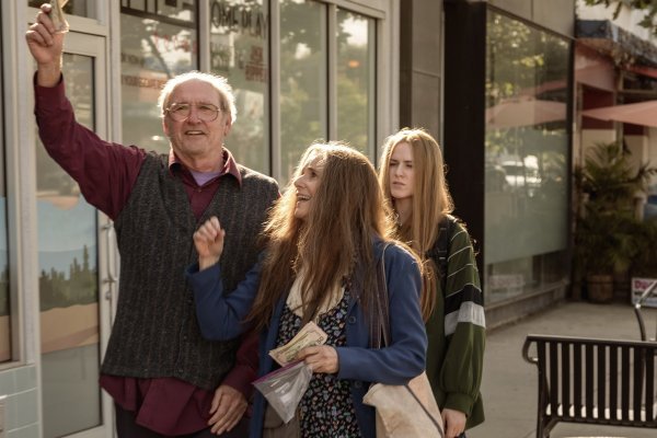 Richard Jenkins, Debra Winger i Evan Rachel Wood u filmu Kajillionaire