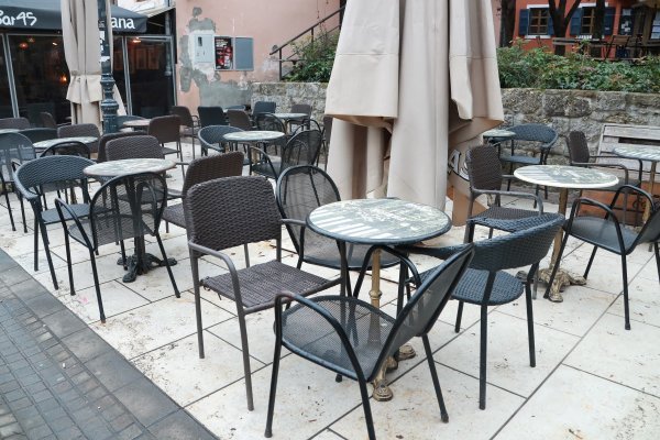 Prazne terase kafića u Zagrebu