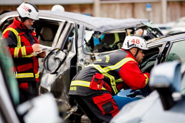 Ovako izgleda kada automobili Volva padnu s 30 metara visine i akcija spašavanja ljudi iz uništenog automobila