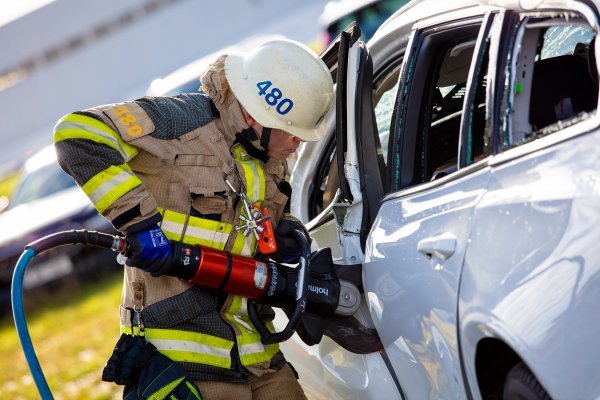 Ovako izgleda kada automobili Volva padnu s 30 metara visine i akcija spašavanja ljudi iz uništenog automobila