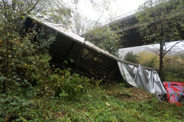 Kamion sletio s autoceste