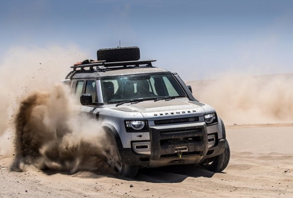 Land Rover Defender (MY20) - pijesak Namibije