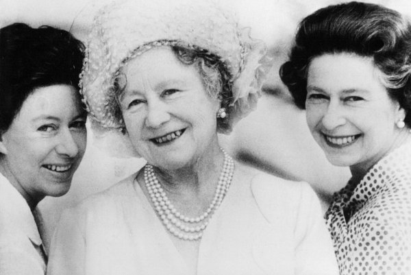 Kraljica majka s kćerima princezom Margareth i Elizabetom 