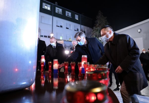 Program ispred Nacionalne memorijalne bolnice Vukovar