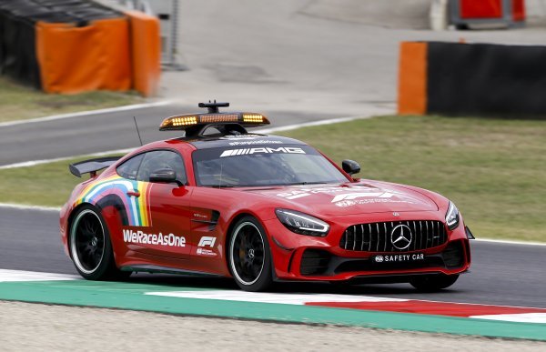 Mercedes-AMG GT R - Safety car na GP Toskane u Mugellu 2020. obojan u crvene boje Ferrarija u počast 1000. F1 utrke Ferrarija