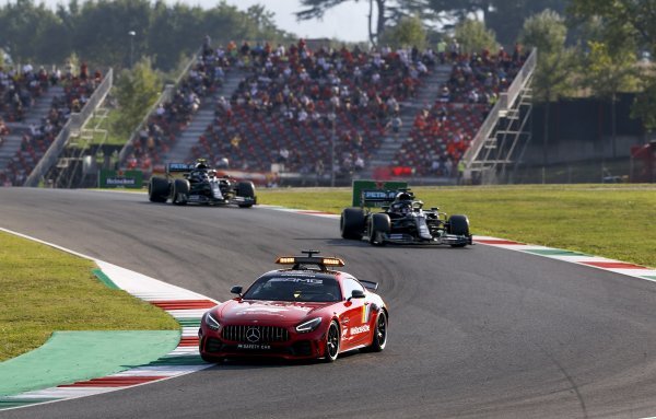 Mercedes-AMG GT R - Safety car na GP Toskane u Mugellu 2020. obojan u crvene boje Ferrarija u počast 1000. F1 utrke Ferrarija