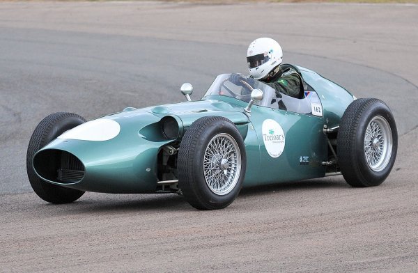 Aston Martin DBR4 iz 1959. godine na Mallory Park stazi 2009. Ovaj su model vozili Roy Salvadori i Carroll Shelby u prvenstvu Formule 1