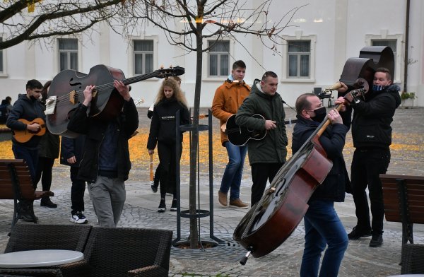 Tamburaši iz požeške Zlatne doline oprostili se od Krunoslava Kiće Slabinca