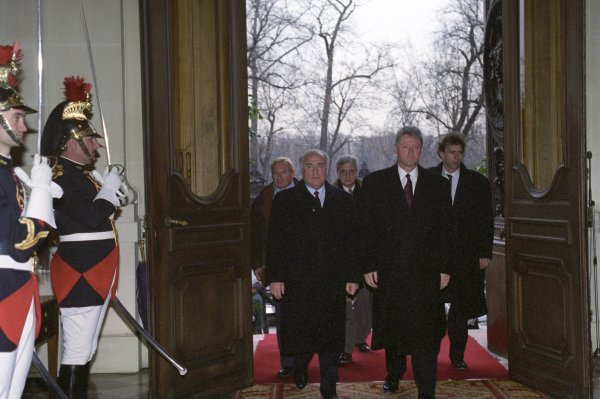 Ruski premijer Viktor Černomirdin, lijevo, i američki predsjednik Bill Clinton prije ceremonije potpisivanja Mirovnog sporazuma o Bosni i Hercegovini