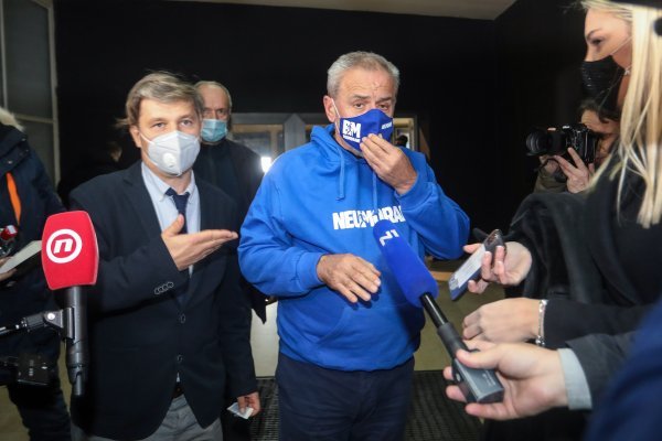 Gradonačelnik Bandić stigao na premijeru Kumeka