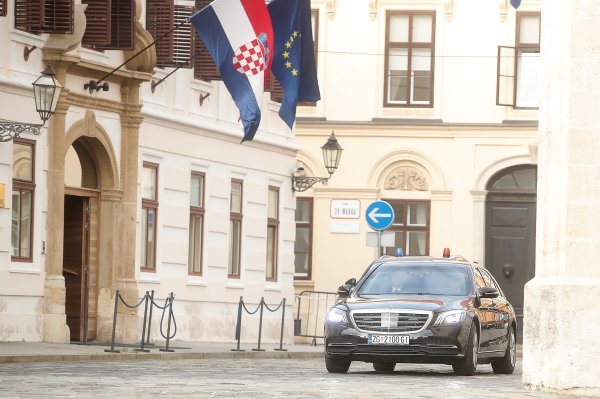 Predsjednik u blindiranom autu ušao u Banske dvore na Sjednicu vijeća za nacionalnu sigurnost
