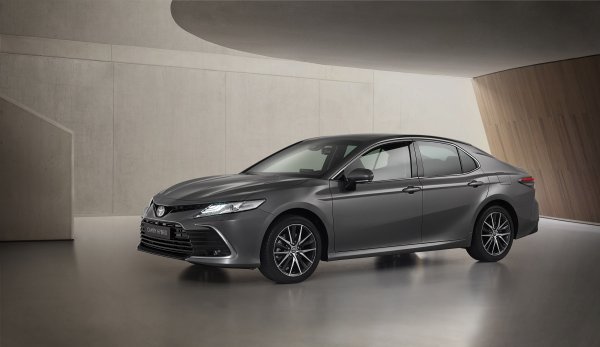Toyota osvježila Camry Hybrid za 2020.