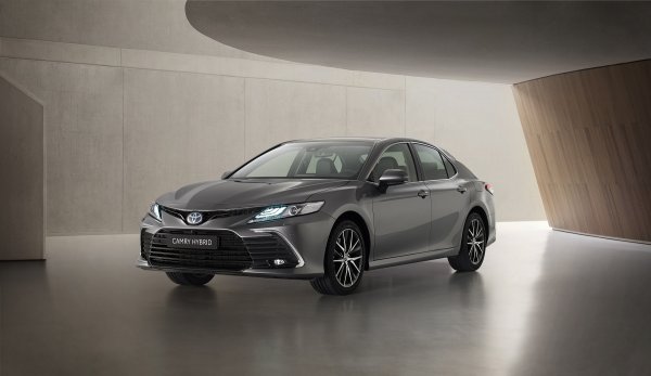 Toyota Camry Hybrid (2020.)