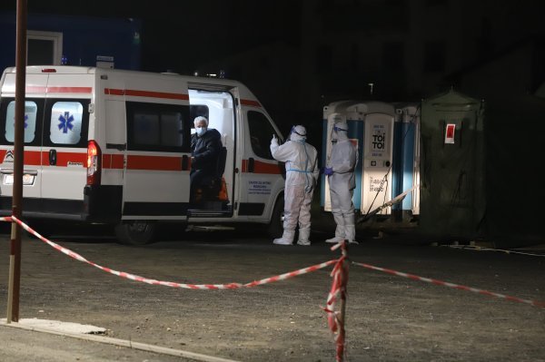 Šatori na parkiralištu kod Opće bolnice Varaždin