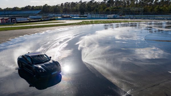 Porsche Taycan u uspješnom pokušaju postavljanja rekorda u driftanju