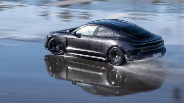 Porsche Taycan ušao je u Guinnessovu knjigu svjetskih rekorda za najduži 'drift' s električnim vozilom