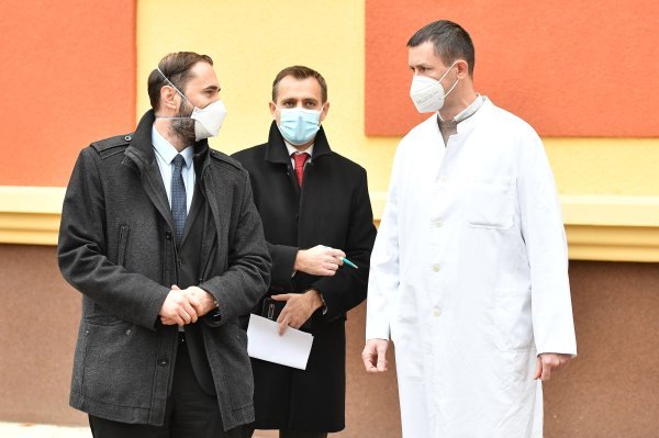 Varaždin: Krešimir Luetić posjetio bolnicu u Varaždinu gdje se oboljeli smještaju u šatore