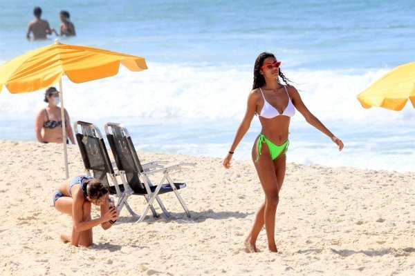 Vincent Cassel i TIna Kunakey na plaži