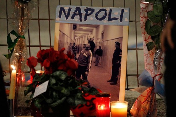 Napulj se oprašta od Maradone