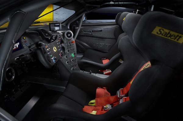 Ferrari 488 GT Modificata - unutrašnjost kabine
