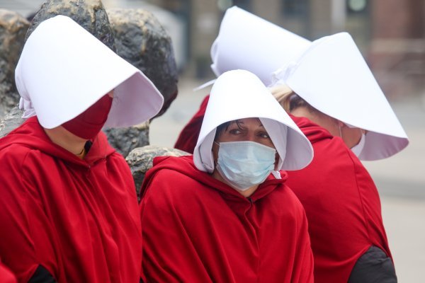 Žene u crvenim haljinama prošetale gradom povodom Dana borbe protiv nasilja nad ženama