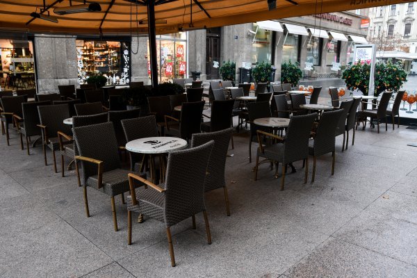 Puste terase zatvorenih ugostiteljskih objekata u centru Zagreba