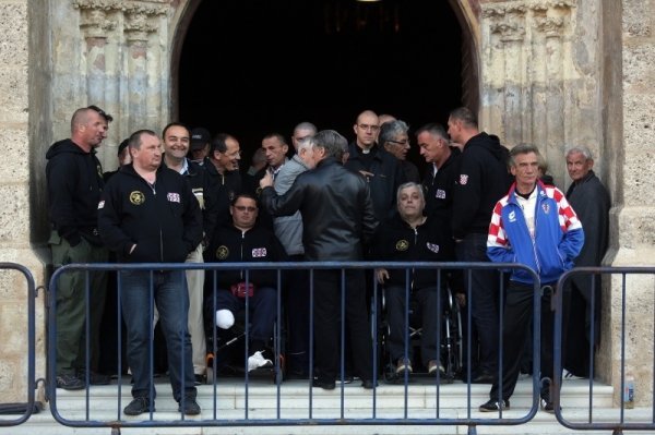 Branitelji i svećenici ispred crkve