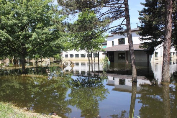 Poplavljeno dvorište Osnovne škole u Gunji Josip Krunić