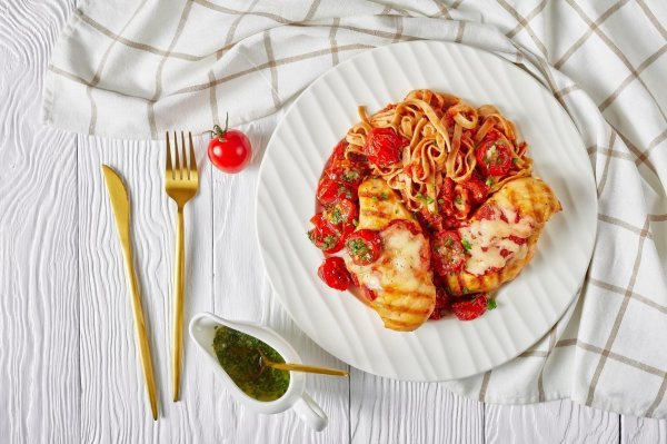 Tagliatelle sa šalšom poslužene s piletinom 'na naglo'