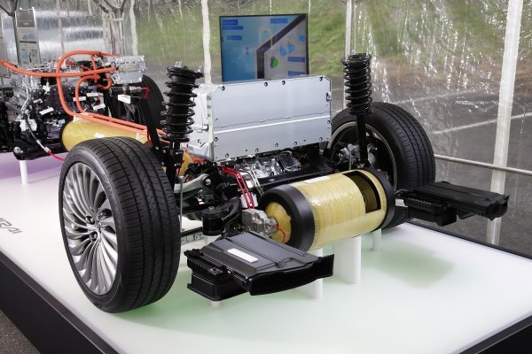 NovI Toyota Mirai 2. generacije - litij-ionska baterija je postavljena uspravno straga