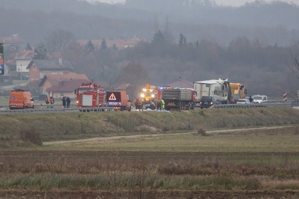 U teškoj prometnoj nesreći kod Zaboka kamion završio na boku