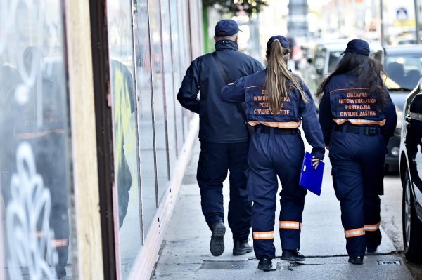 Split: Pripadnici civilne zaštite upozoravaju građane na nove epidemiološke mjere