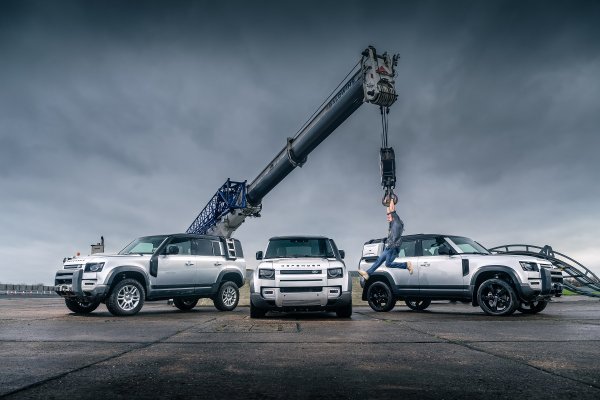 Britanski Top Gear je objesio tri Land Rover Defnedera 110 na 60-metarski kran