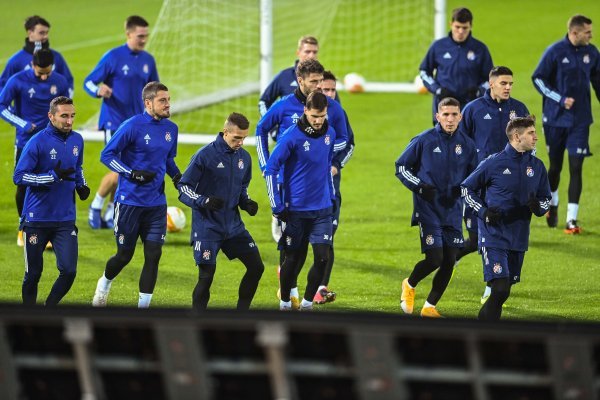 Nogometaši Dinama na stadionu Feyenoorda odradili trening, a trener Mamić pressicu