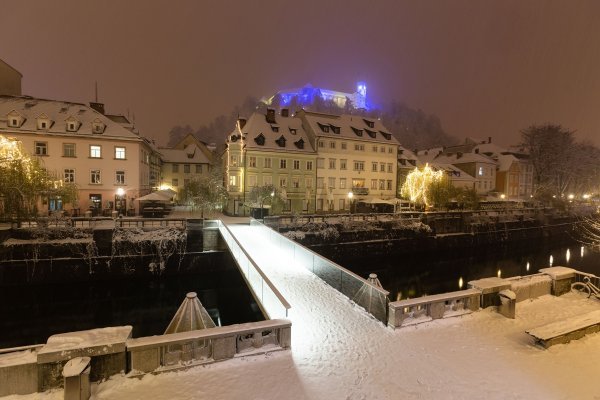 Adventsko raspoloženje u praznoj Ljubljani tijekom policijskog sata