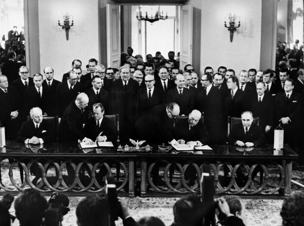 Potpisivanje sporazuma o normalizaciji odnosa Savezne Republike Njemačke i Narodne Republike Poljske 7. prosinca 1970. u Varšavi. Willy Brandt i Jozef Cyrankiewicz