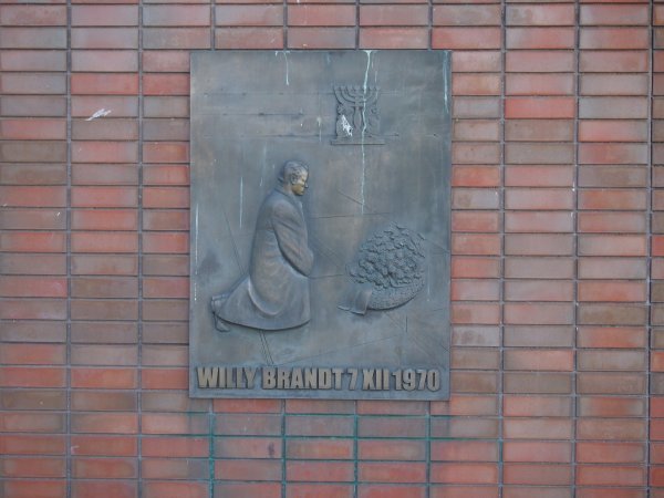 Spomenik činu njemačkog kancelara Willyja Brandta, pokretaču politike detanta