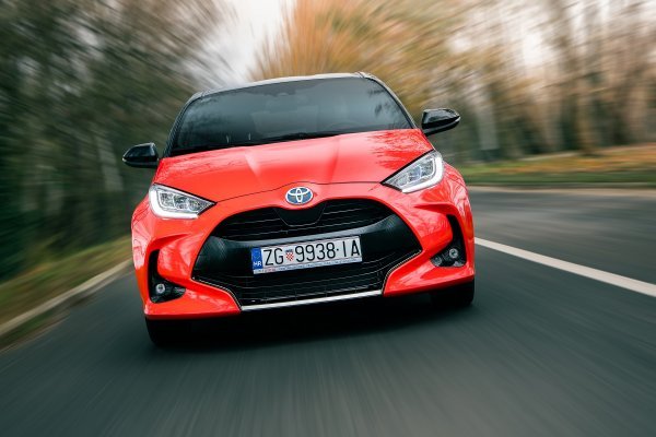 Toyota Yaris - najnovija, četvrta generacija je savršen gradski automobil s naprednom hibridnom tehnologijom te dizajnom koji otkriva da je on uvijek 'spreman za pokret'