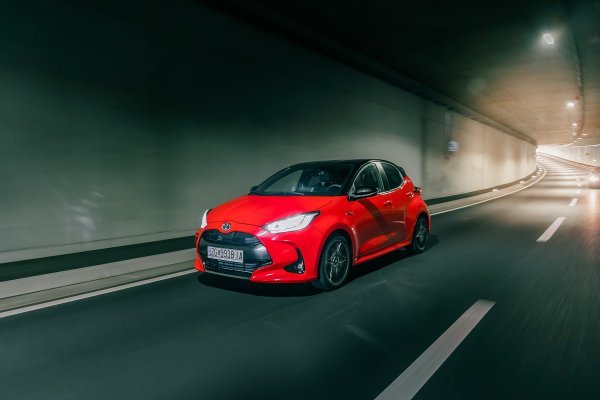 Toyota Yaris - najnovija, četvrta generacija je savršen gradski automobil s naprednom hibridnom tehnologijom te dizajnom koji otkriva da je on uvijek 'spreman za pokret'