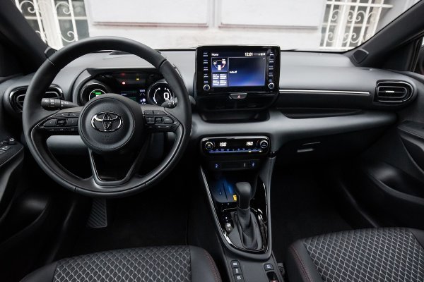 Toyota Yaris - najnovija, četvrta generacija je savršen gradski automobil s naprednom hibridnom tehnologijom te dizajnom koji otkriva da je on uvijek 'spreman za pokret'