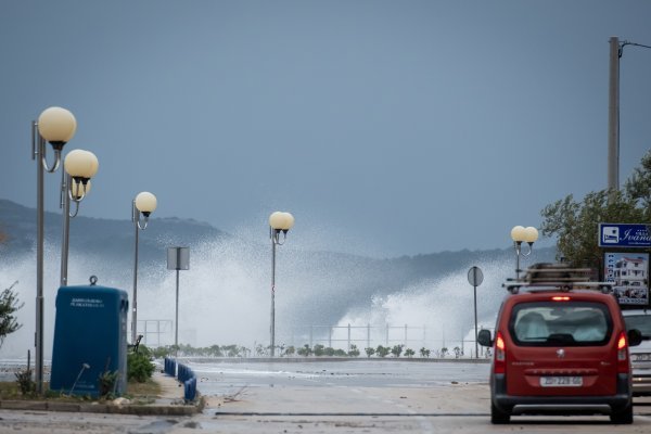 Orkansko jugo uz kišu opustošilo je ulice Zadra