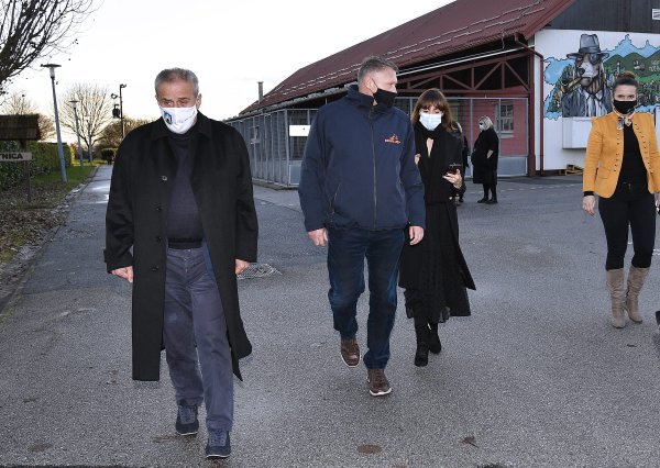Gradonačelnik Milan Bandić obišao je Sklonište za nezbrinute životinje Dumovec