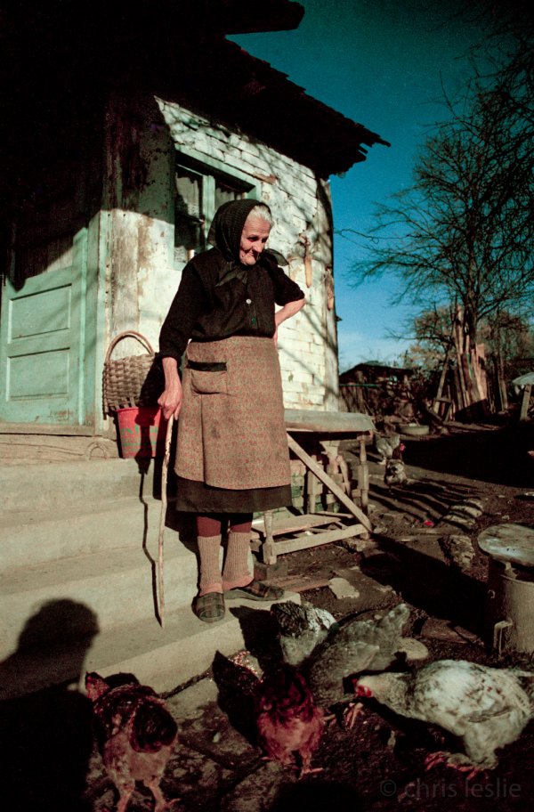 Ljuba Gajić ispred svoje kuće, Pakrac, 1996.