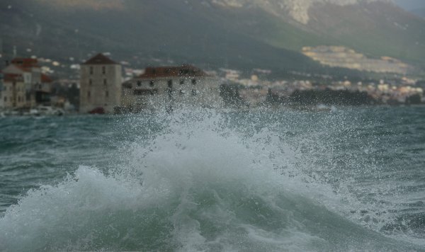 Olujno jugo u Kaštelima