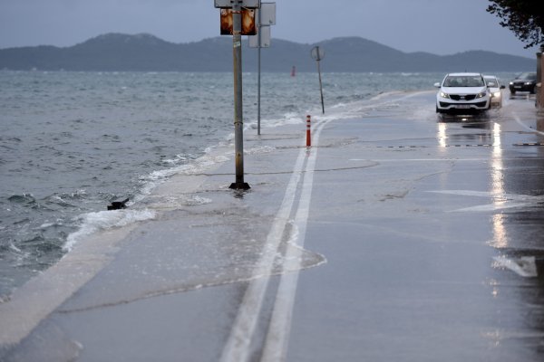 Zbog velike plime more se prelijeva po Obali kneza Trpimira