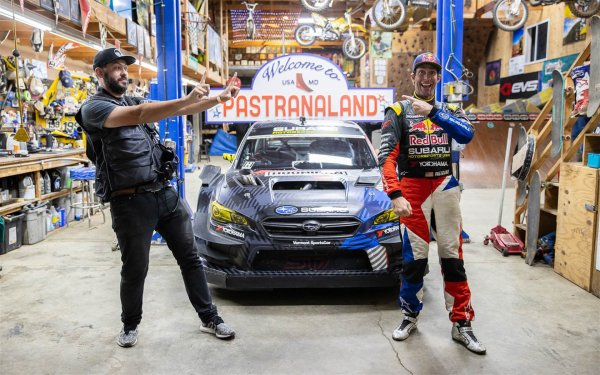 Travis Pastrana (desno) pokraj svog Subaru WRX STI modela za Gymkhanu 11, video seriju koja službeno izlazi 2021.